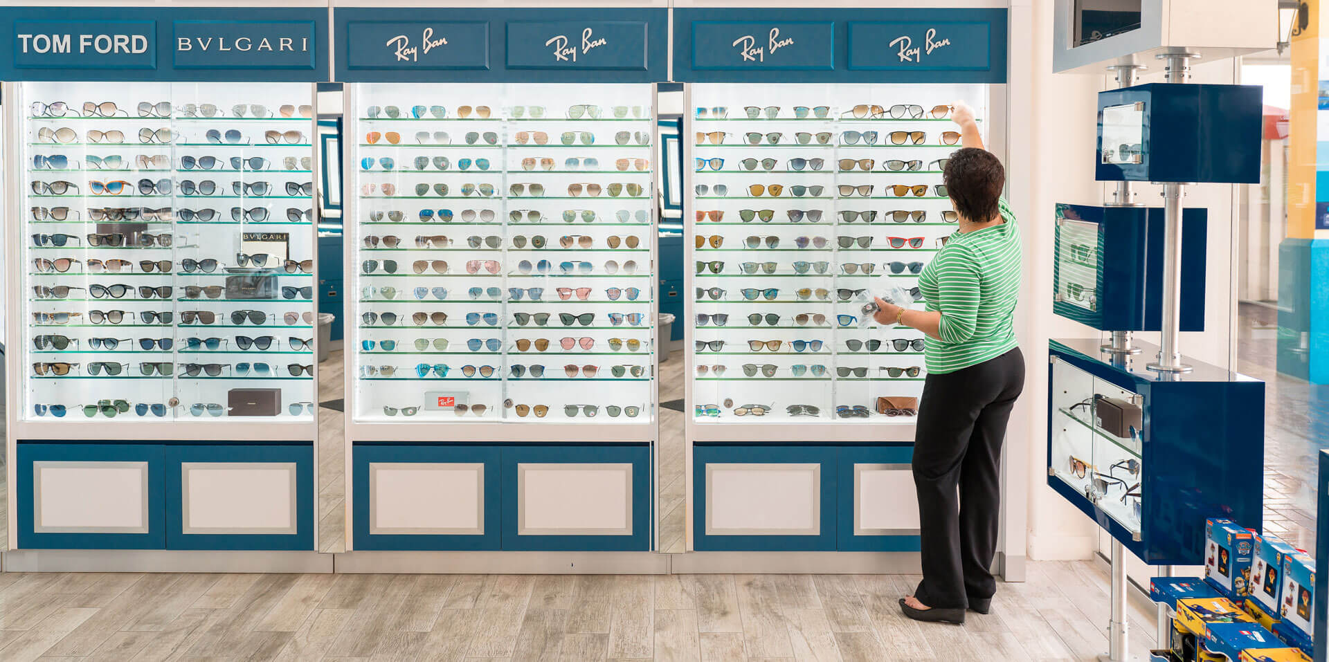 sunglass retailer